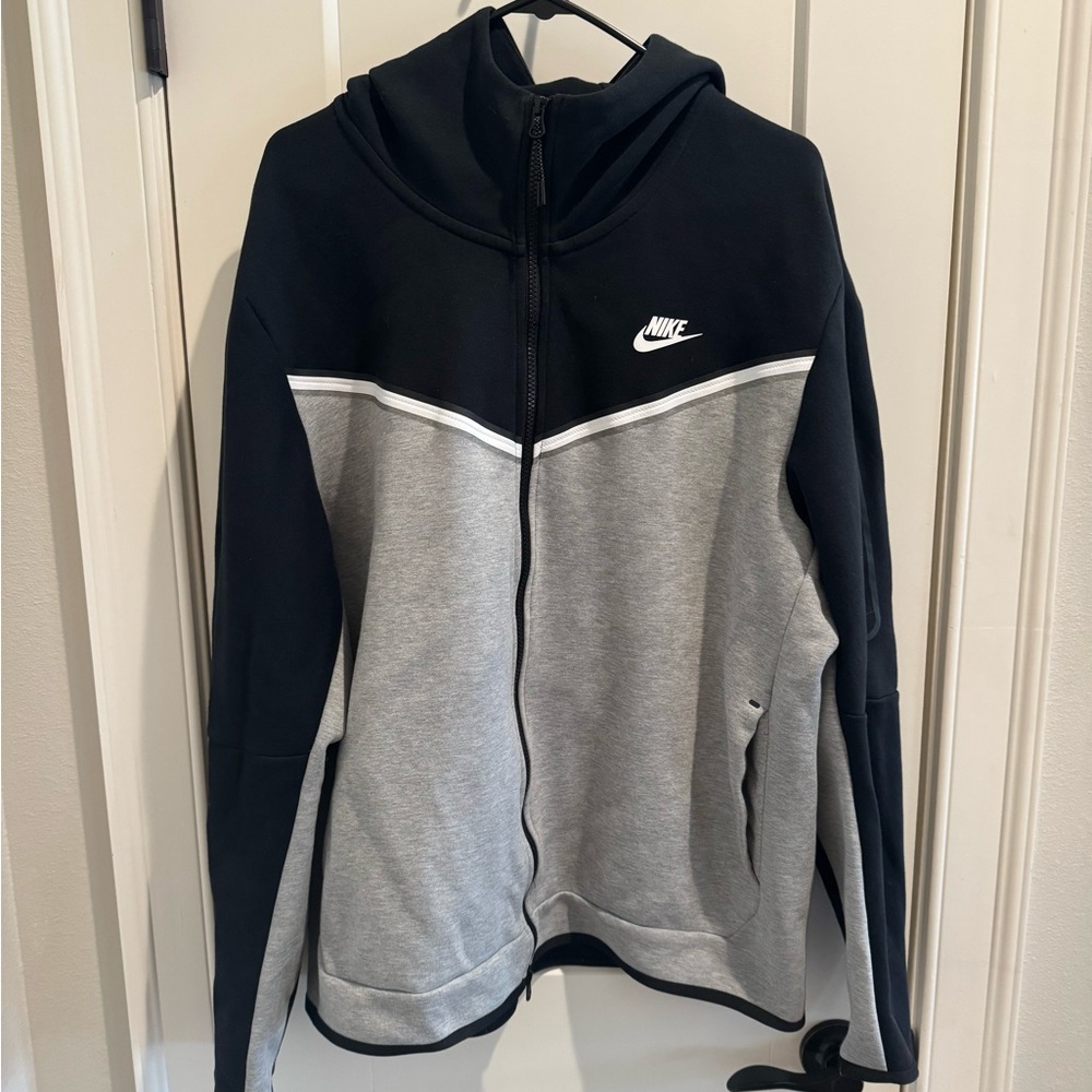Nike Tech Sweatshirt & Sweatpants